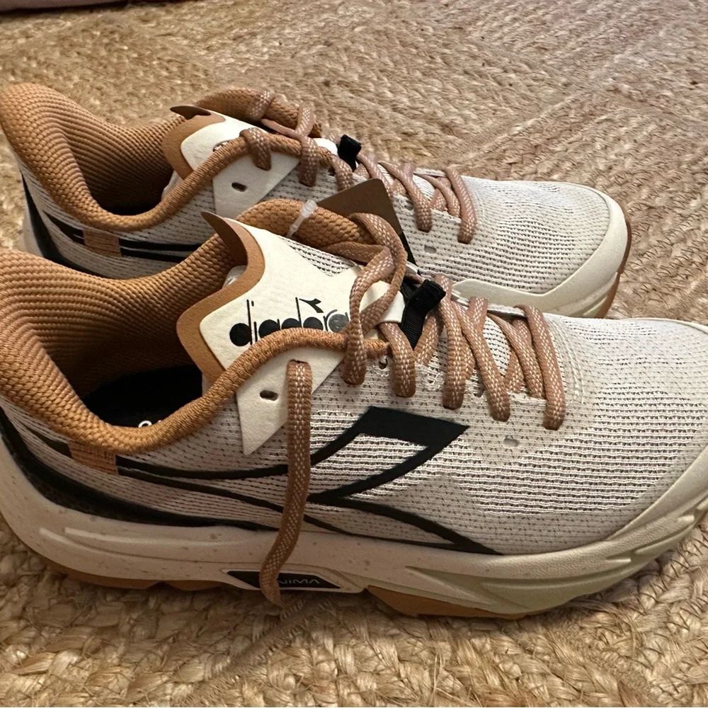 NWT Diadora Sestiere XT 2 Trail Running Shoes in Tan, White and Black - Picture 1 of 5